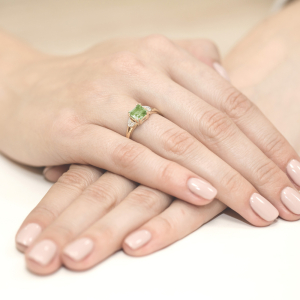 Pierścionek złoty z Oliwinem 1,10ct i Diamentami próby 585. W-0040O/1,10